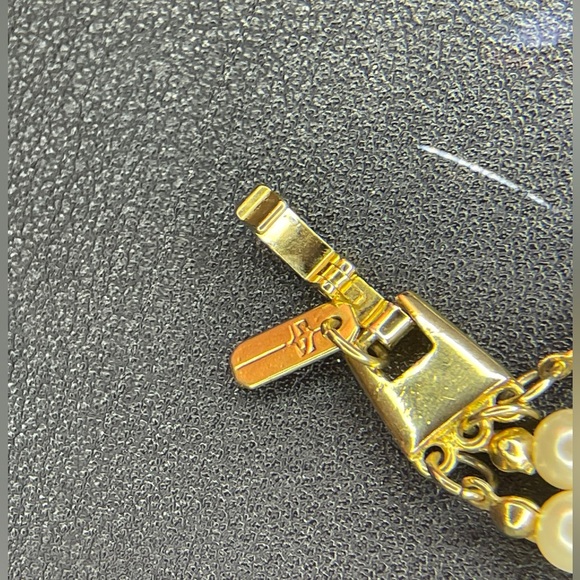 Vintage signed faux pearl 3 strand necklace, gold tone with enamel pendant - Picture 2 of 3